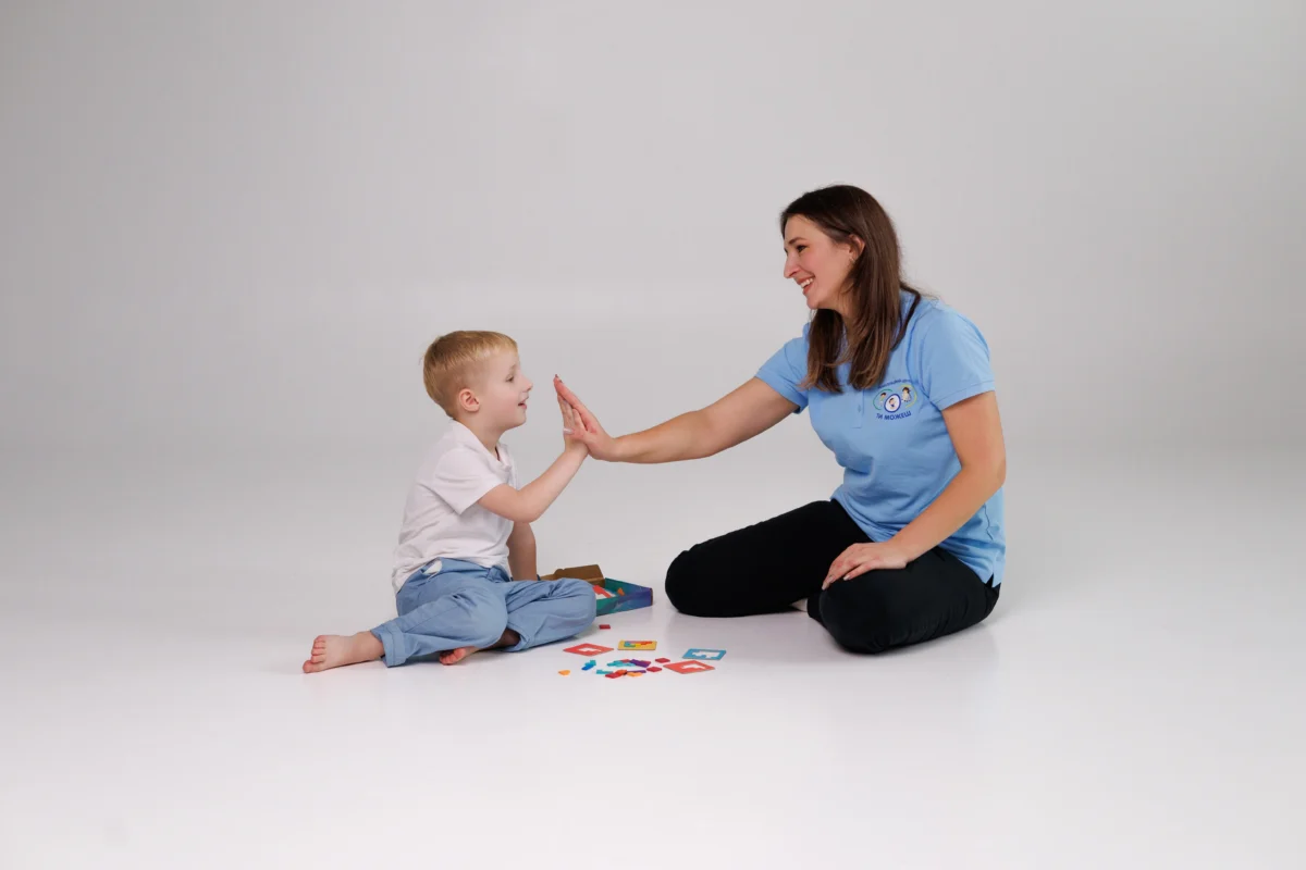 Психологиня з хлопчиком пацієнтом на занятті