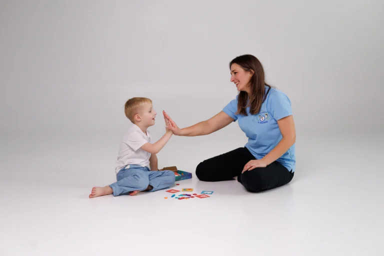 Психологиня з хлопчиком пацієнтом на занятті