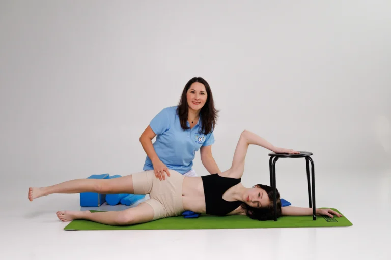 Фізична терапевтка з дівчинкою пацієнткою на занятті